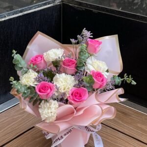 BEAUTIFUL GLASS VASE ARRANGEMENT